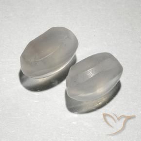 Shop natural 2.18ct ウォームホワイト シリマナイトキャッツアイ gems, 楕円形, from マダガスカル at GemSelect. In stock, global shipping!