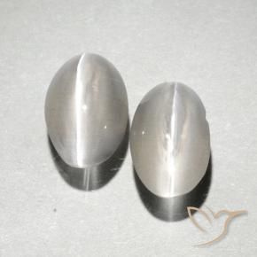 Shop natural 2.17ct ウォームホワイト シリマナイトキャッツアイ gems, 楕円形, from マダガスカル at GemSelect. In stock, global shipping!