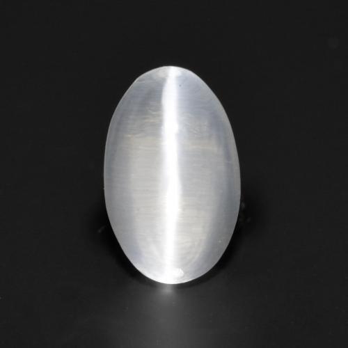 0.81カラットの天然半透明ホワイトSillimanite Cat's Eye（6.6×4.1 mm・オーバルカット）