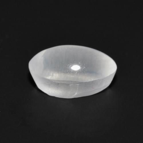 0.81カラットの天然半透明ホワイトSillimanite Cat's Eye（6.6×4.1 mm・オーバルカット）