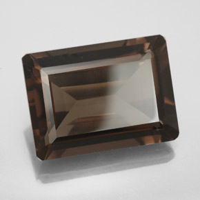 13.44カラットの天然ブラウンスモーキークォーツ（18×13.2 mm・エメラルドカット）