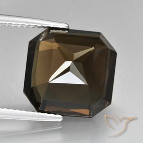 8.52カラットの天然アンバーブラウンスモーキークォーツ（12.2×12 mm・エメラルドカット）