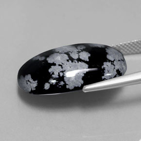 13.62カラットの天然グレー・ホワイト・ブラックスノーフレークオブシディアン（21.9×15.5 mm・オーバルカット）