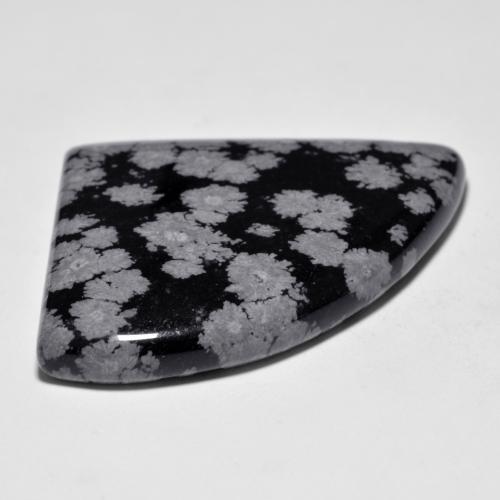 44.61カラットの天然マルチカラースノーフレークオブシディアン（33.2×27.3 mm・ファンシーシェイプ）