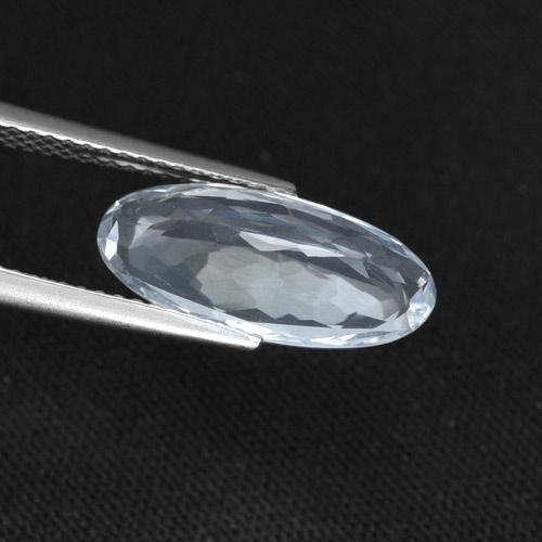2.85カラットの天然青みがかった白ソーダライト（15.6×7.1 mm・オーバルカット）