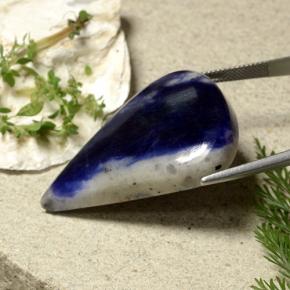 56.80カラットの天然ネイビーブルーソーダライト、洋梨の形、オペーク