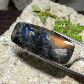 23.58カラットの天然マルチカラースペクトロライト、クッションカット、オペーク