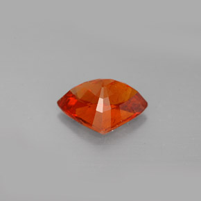 2.57カラットの天然マンダリンオレンジスペサルティンガーネット（10.1×7.4 mm・ファンシーシェイプ）