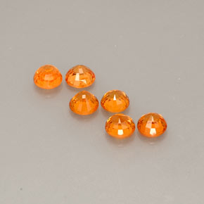 カラットの天然オレンジスペサルティンガーネット（4.68 mm・ラウンドカット）