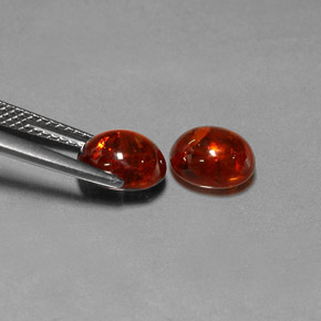 カラットの天然オレンジレッドスペサルティンガーネット（8.1×6.6 mm・透明）