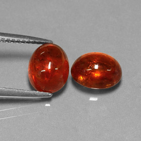 カラットの天然マンダリンオレンジスペサルティンガーネット（8.4×6.7 mm・透明）