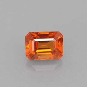 0.82カラットの天然マンダリンオレンジスペサルティンガーネット（5.4×4 mm・エメラルドカット）