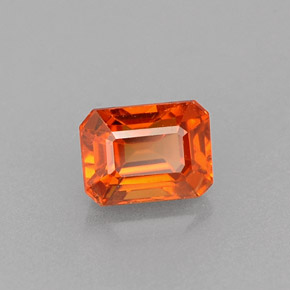 0.82カラットの天然マンダリンオレンジスペサルティンガーネット（5.4×4 mm・エメラルドカット）
