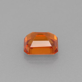 0.82カラットの天然マンダリンオレンジスペサルティンガーネット（5.4×4 mm・エメラルドカット）
