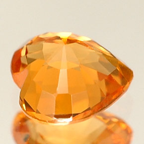 0.68カラットの天然マンダリンオレンジスペサルティンガーネット（5.3×5.1 mm・ハート型）