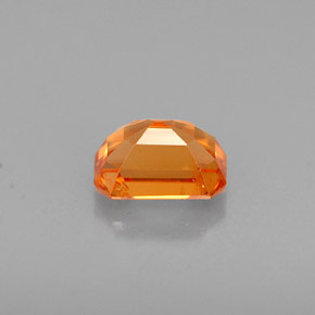 0.83カラットの天然マンダリンオレンジスペサルティンガーネット（5.7×3.9 mm・エメラルドカット）