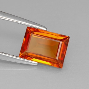 1.38カラットの天然マンダリンオレンジスペサルティンガーネット（7.7×5.5 mm・バゲット）