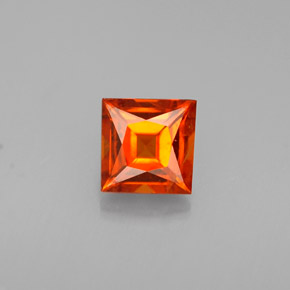 0.65カラットの天然マンダリンオレンジスペサルティンガーネット（4.6×4.5 mm・四角）