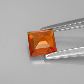 0.65カラットの天然マンダリンオレンジスペサルティンガーネット（4.6×4.5 mm・四角）
