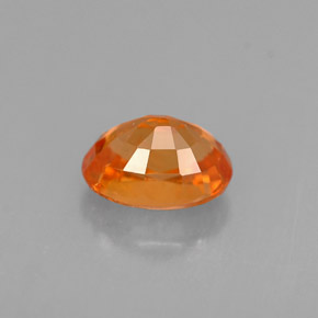 0.78カラットの天然マンダリンオレンジスペサルティンガーネット（5.8×4.3 mm・オーバルカット）