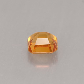 0.41カラットの天然マンダリンオレンジスペサルティンガーネット（3.9×3.7 mm・エメラルドカット）