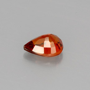 0.83カラットの天然レッドオレンジスペサルティンガーネット（6.3×4.8 mm・洋梨の形）