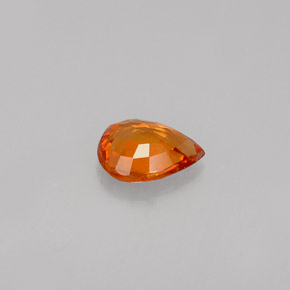 0.37カラットの天然マンダリンオレンジスペサルティンガーネット（5.3×4.1 mm・洋梨の形）