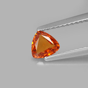0.56カラットの天然マンダリンオレンジスペサルティンガーネット（5.1×5.1 mm・トリリアント）