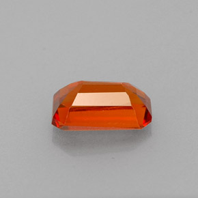 0.71カラットの天然レッドオレンジスペサルティンガーネット（6.1×3.8 mm・エメラルドカット）