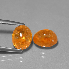 カラットの天然マンダリンオレンジスペサルティンガーネット（8.6×6.7 mm・オーバルカット）