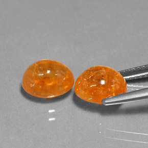 カラットの天然マンダリンオレンジスペサルティンガーネット（8.6×6.7 mm・オーバルカット）