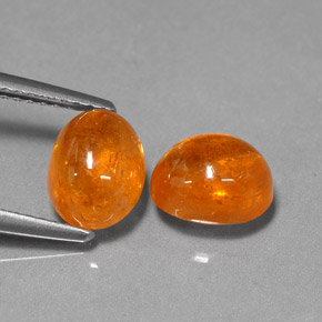 カラットの天然マンダリンオレンジスペサルティンガーネット（8.2×6.4 mm・オーバルカット）