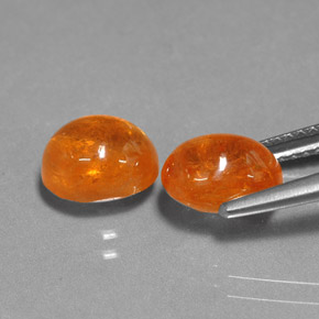 カラットの天然マンダリンオレンジスペサルティンガーネット（8.2×6.4 mm・オーバルカット）