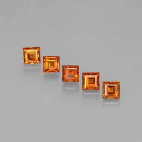 カラットの天然マンダリンオレンジスペサルティンガーネット（4×3.9 mm・四角）