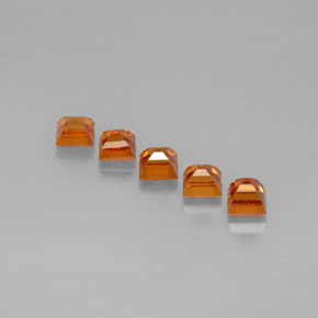 カラットの天然マンダリンオレンジスペサルティンガーネット（4×3.9 mm・四角）