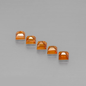 カラットの天然マンダリンオレンジスペサルティンガーネット（3.3×3.2 mm・四角）