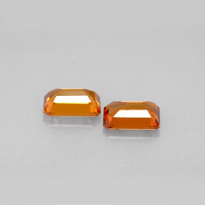 カラットの天然マンダリンオレンジスペサルティンガーネット（6×4.1 mm・エメラルドカット）