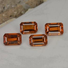 2.73カラットの天然アンバーオレンジスペサルティンガーネット（5.9×4 mm・エメラルドカット）