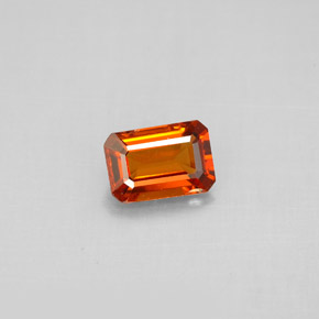 0.91カラットの天然マンダリンオレンジスペサルティンガーネット（6.7×4.6 mm・エメラルドカット）