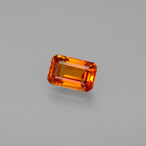 0.71カラットの天然マンダリンオレンジスペサルティンガーネット（6.1×4 mm・エメラルドカット）