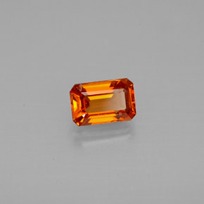 0.71カラットの天然マンダリンオレンジスペサルティンガーネット（6.1×4 mm・エメラルドカット）