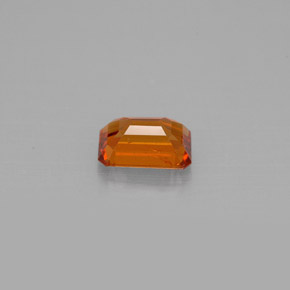 0.71カラットの天然マンダリンオレンジスペサルティンガーネット（6.1×4 mm・エメラルドカット）