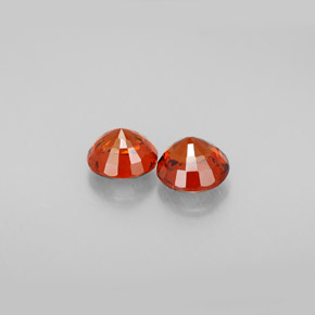 カラットの天然レッドオレンジスペサルティンガーネット（5.38 mm・ラウンドカット）