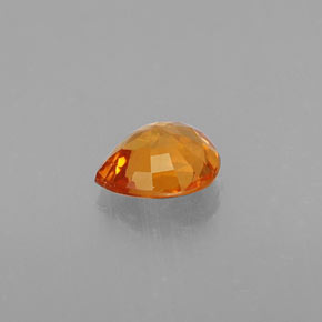 0.74カラットの天然マンダリンオレンジスペサルティンガーネット（5.9×5.4 mm・洋梨の形）