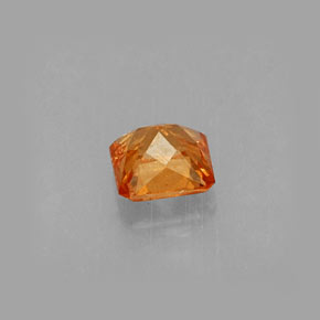 0.44カラットの天然マンダリンオレンジスペサルティンガーネット（4.1×4 mm・エメラルドカット）