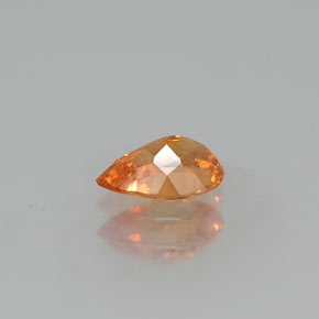 0.64カラットの天然マンダリンオレンジスペサルティンガーネット（6.6×4.3 mm・洋梨の形）