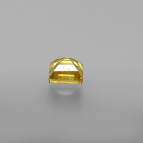 0.66カラットの天然ゴールデンイエロースファレライト（4.4×4.2 mm・四角）