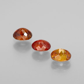 カラットの天然レッドオレンジスファレライト（5.3x4.3 mm・オーバルカット）