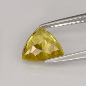 1.46カラットの天然ゴールデンイエロースフェーン（8×7.7 mm・トリリアント）