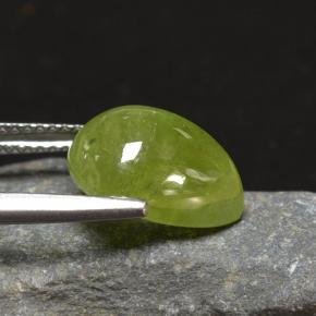 6.90カラットの天然グリーンスフェーン（12.5×9.5 mm・洋梨の形）